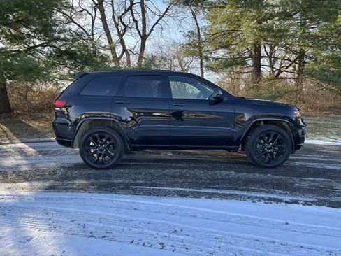 Used 2021 Jeep Grand Cherokee Laredo X image 2