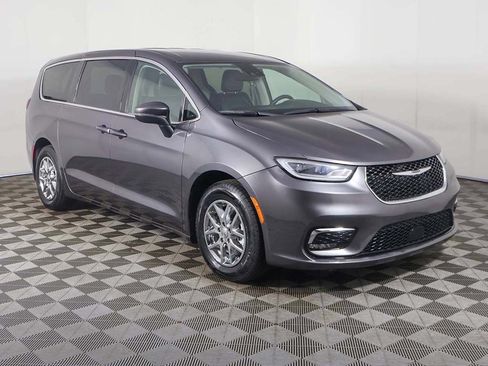 Used 2023 Chrysler Pacifica Touring-L FWD image 2
