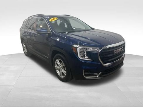 Used 2023 GMC Terrain SLE w/ Driver Convenience Package image 3