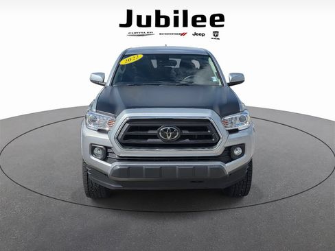 Used 2022 Toyota Tacoma SR5 w/ Technology Package RWD image 2