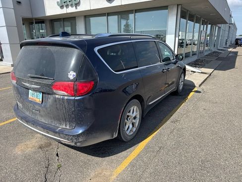 Used 2020 Chrysler Pacifica Touring-L FWD image 3