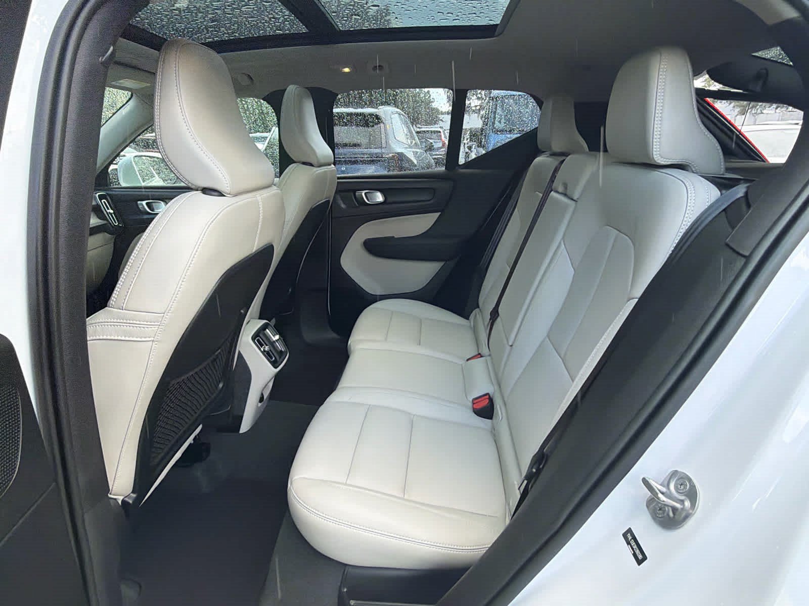 Certified 2024 Volvo XC40 B5 Plus AWD/4WD image 24