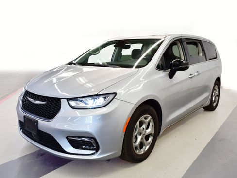 Used 2023 Chrysler Pacifica Touring-L w/ Uconnect Theater Family Group FWD image 4