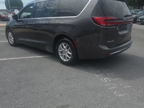 Used 2023 Chrysler Pacifica Touring-L FWD image 6
