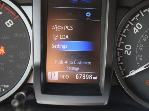 Used 2022 Toyota Tacoma TRD Off-Road AWD/4WD image 15