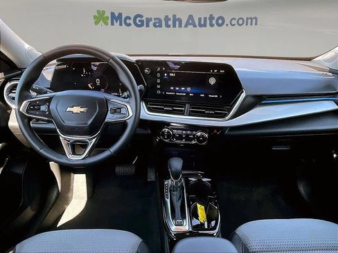 Used 2025 Chevrolet Trax LT w/ LT Convenience Package FWD image 9