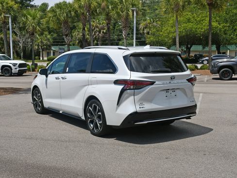 Certified 2025 Toyota Sienna Platinum FWD image 4