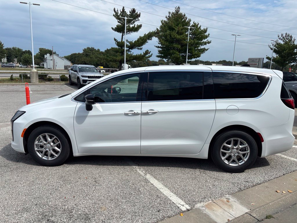 New 2027 Chrysler Pacifica Select FWD image 9