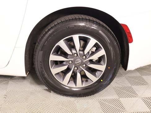 Used 2021 Chrysler Pacifica Touring-L FWD image 20