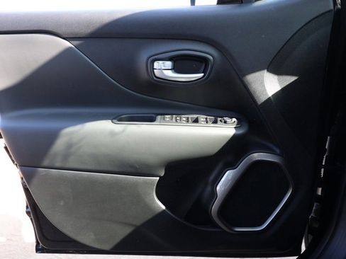 New 2023 Jeep Renegade Latitude w/ Sun & Fun Group image 23