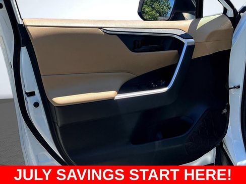 Used 2021 Toyota RAV4 LE AWD/4WD image 26