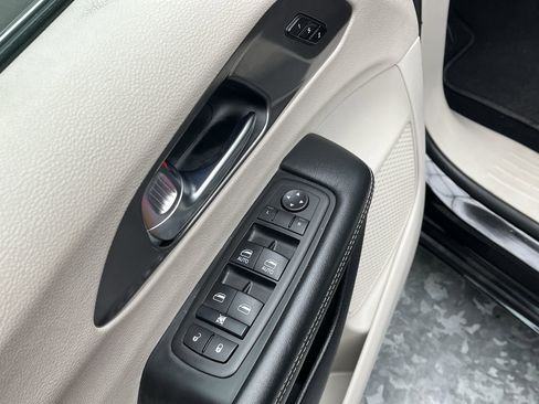 Used 2024 Chrysler Pacifica Touring-L image 8