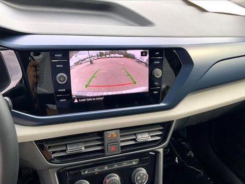 Used 2023 Volkswagen Taos SE w/ Panoramic Sunroof Package image 21