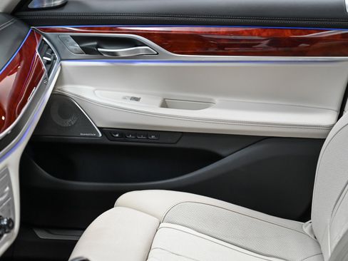 Used 2022 BMW ALPINA B7 xDrive w/ Luxury Rear Seating Package image 38