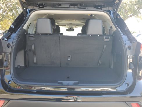 Used 2026 Toyota Highlander XLE image 10