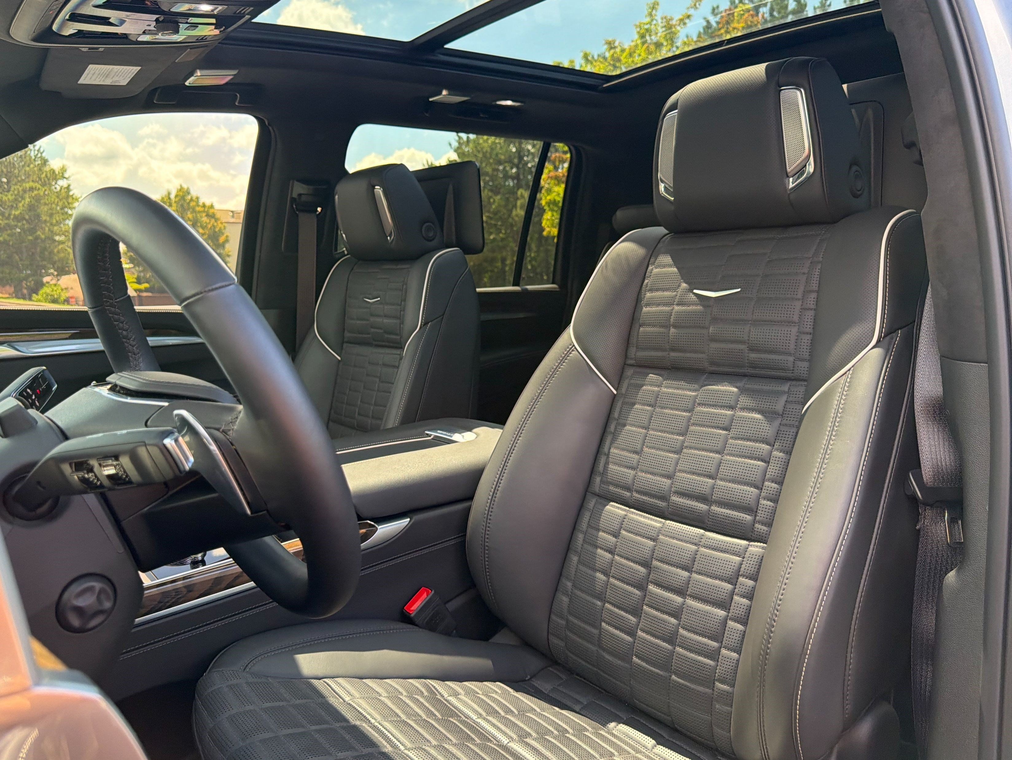Used 2025 Cadillac Escalade ESV Sport Platinum w/ LPO, ONYX Package AWD/4WD image 6