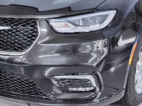 Used 2023 Chrysler Pacifica Touring-L FWD image 12