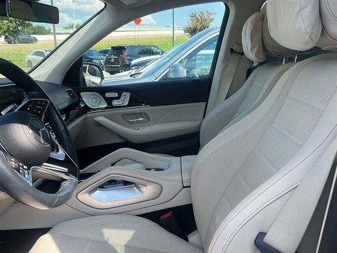 Used 2025 Mercedes-Benz GLS 450 4MATIC image 10