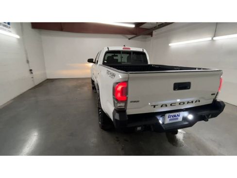 Used 2016 Toyota Tacoma TRD Sport image 7