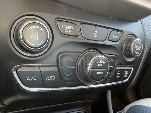 Used 2015 Jeep Cherokee Latitude w/ Comfort/Convenience Group image 30