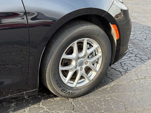 Used 2024 Chrysler Pacifica Touring-L image 9