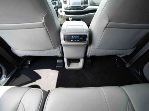 Used 2016 Toyota Highlander XLE AWD/4WD image 22