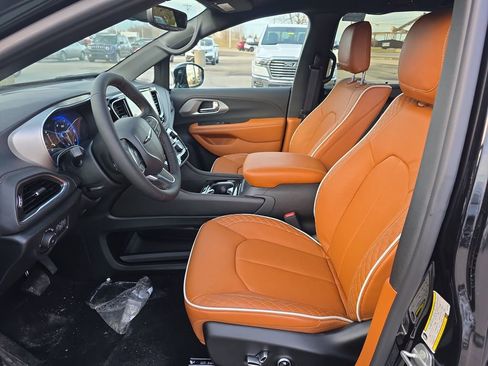 New 2026 Chrysler Pacifica Pinnacle image 9