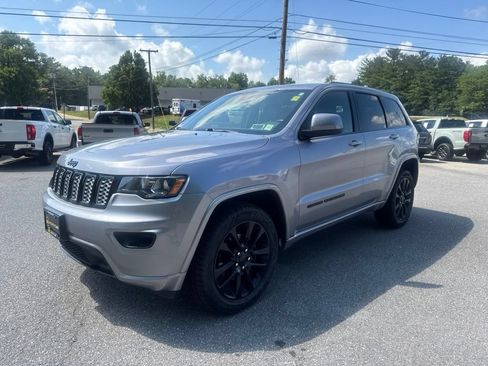 Used 2020 Jeep Grand Cherokee Altitude AWD/4WD image 3