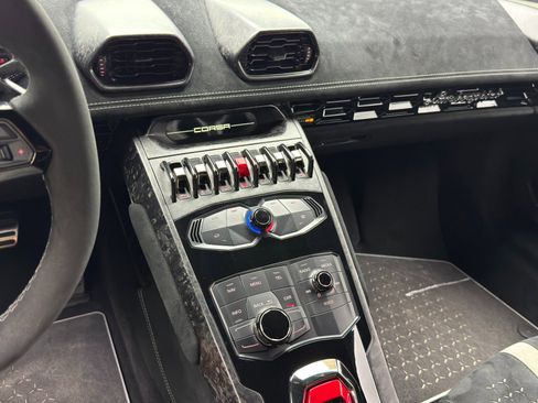 Used 2018 Lamborghini Huracan Performante image 32