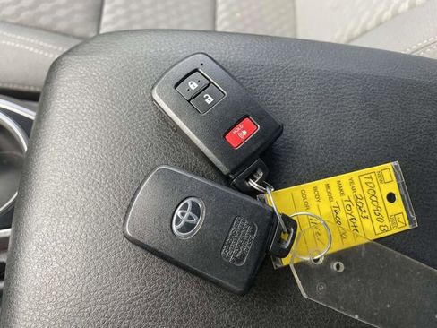 Used 2023 Toyota Tacoma SR5 w/ Technology Package image 31