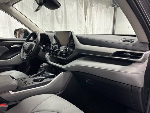 Used 2025 Toyota Highlander XLE image 65