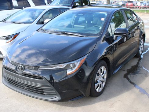 Used 2026 Toyota Corolla LE FWD image 6