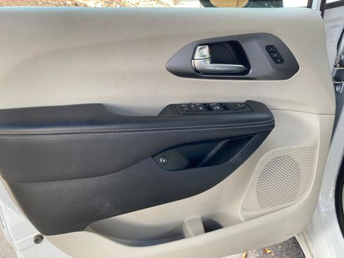 Used 2024 Chrysler Pacifica Limited FWD image 20