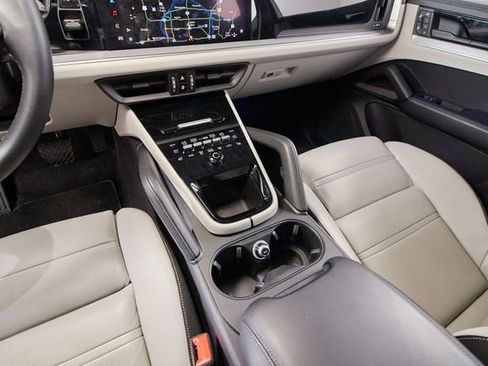 Used 2024 Porsche Cayenne AWD/4WD image 9