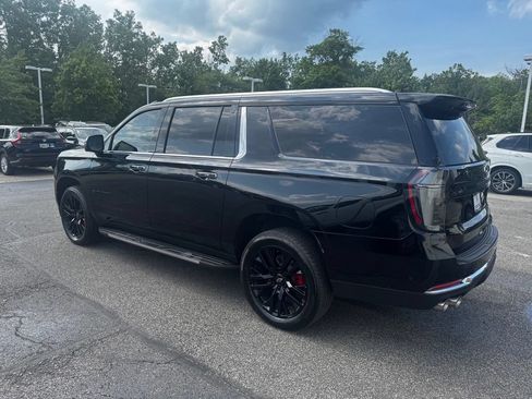Used 2025 Chevrolet Suburban Premier AWD/4WD image 3