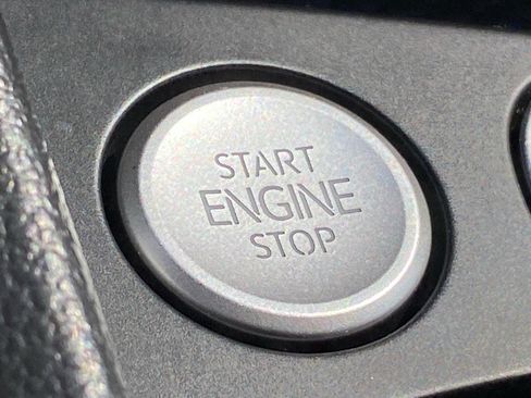 Certified 2025 Volkswagen Jetta SE w/ Sunroof Package image 16