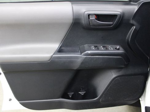 Used 2016 Toyota Tacoma SR w/ Towing Package image 11