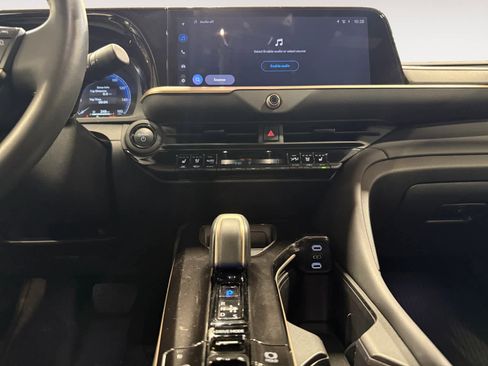 Used 2025 Toyota Crown Signia Limited image 12