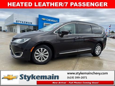 Used 2017 Chrysler Pacifica Touring-L FWD image 1