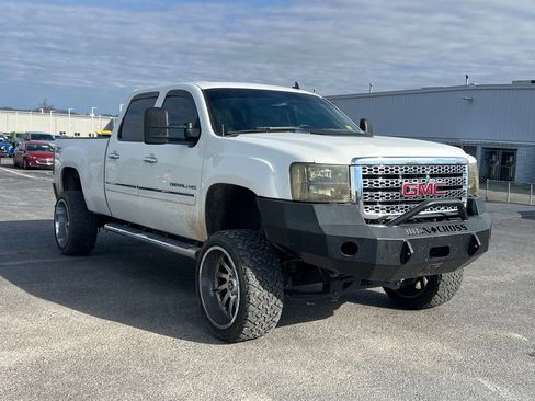 Used 2014 GMC Sierra 2500 Denali w/ Suspension Package, Off-Road image 2