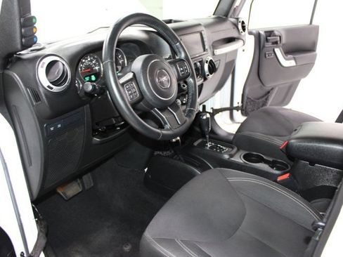 Used 2015 Jeep Wrangler Unlimited Rubicon w/ Connectivity Group AWD/4WD image 6