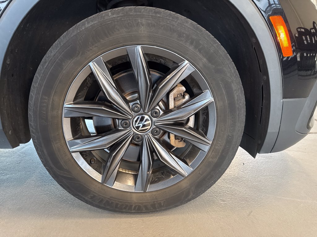 Certified 2023 Volkswagen Tiguan SE w/ Panoramic Sunroof Package AWD/4WD image 2