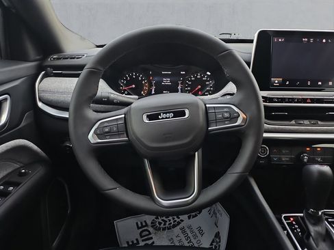 Certified 2025 Jeep Compass Latitude image 12