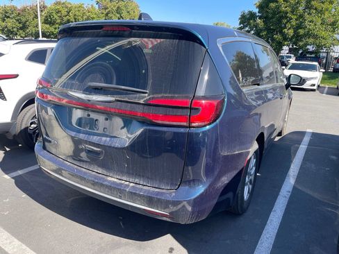 Used 2023 Chrysler Pacifica Touring-L FWD image 2
