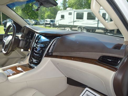 Used 2016 Cadillac Escalade ESV Luxury AWD/4WD image 24