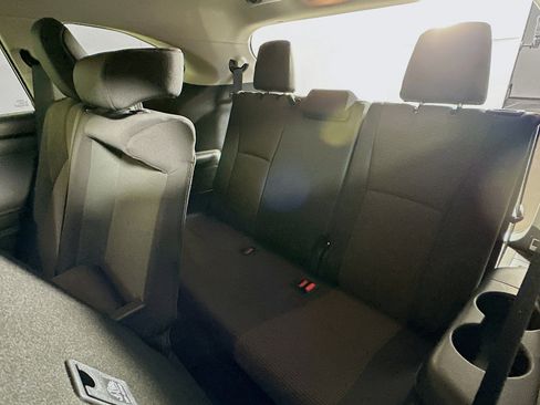 Used 2025 Toyota Highlander LE image 27