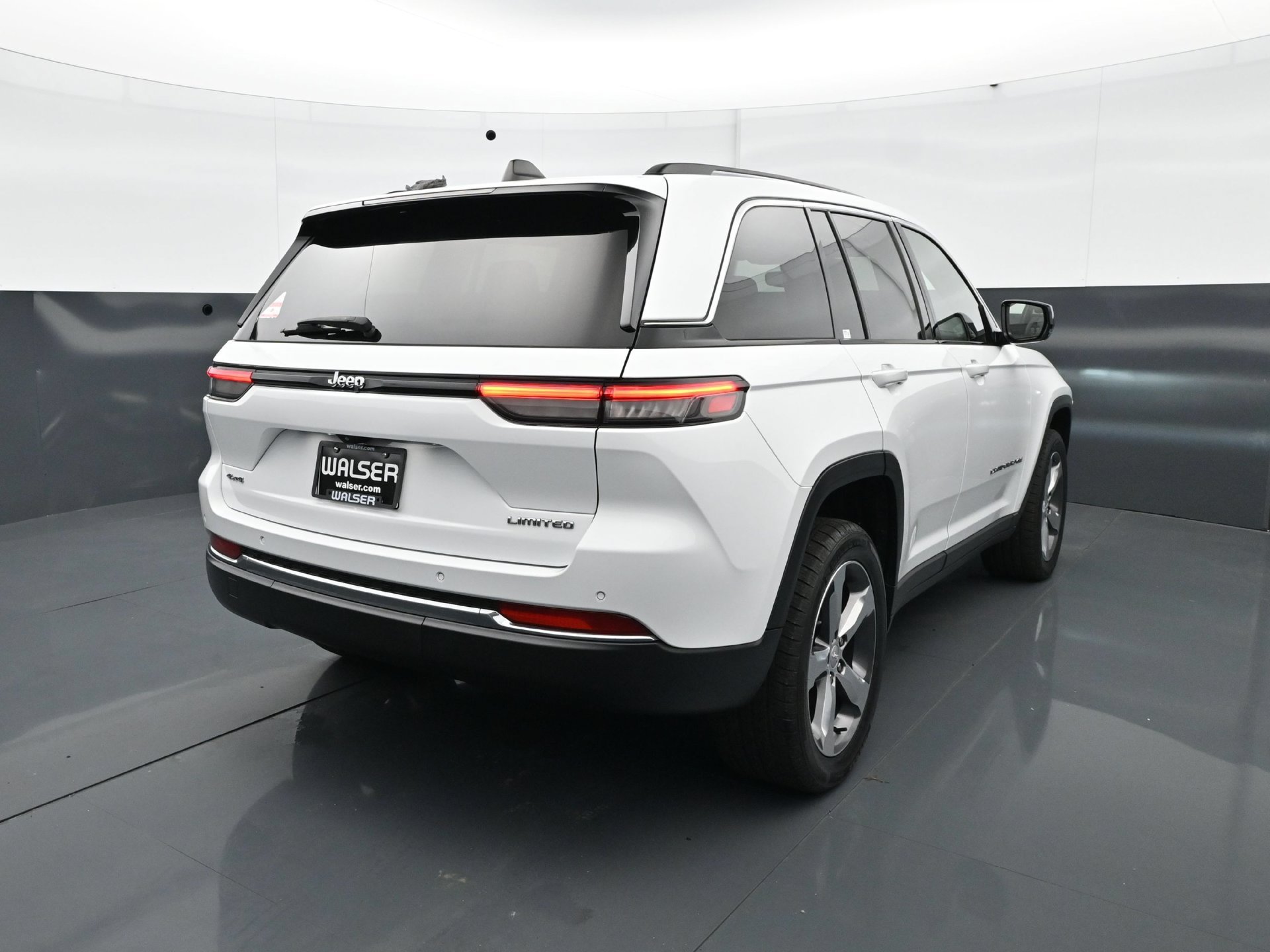 Used 2022 Jeep Grand Cherokee Limited AWD/4WD image 6