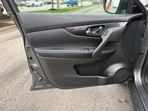 Used 2017 Nissan Rogue S AWD/4WD image 16