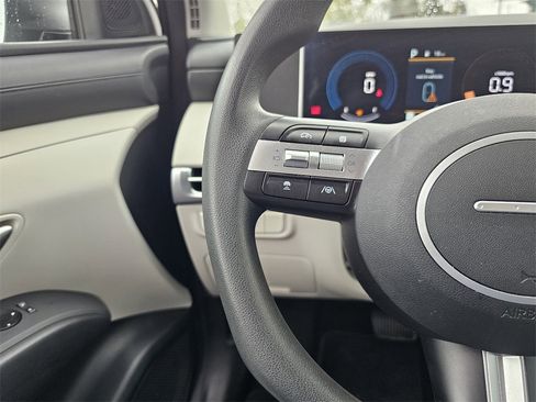 Certified 2025 Hyundai Tucson SE image 23