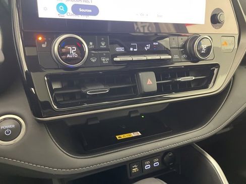 Used 2025 Toyota Highlander XLE image 13